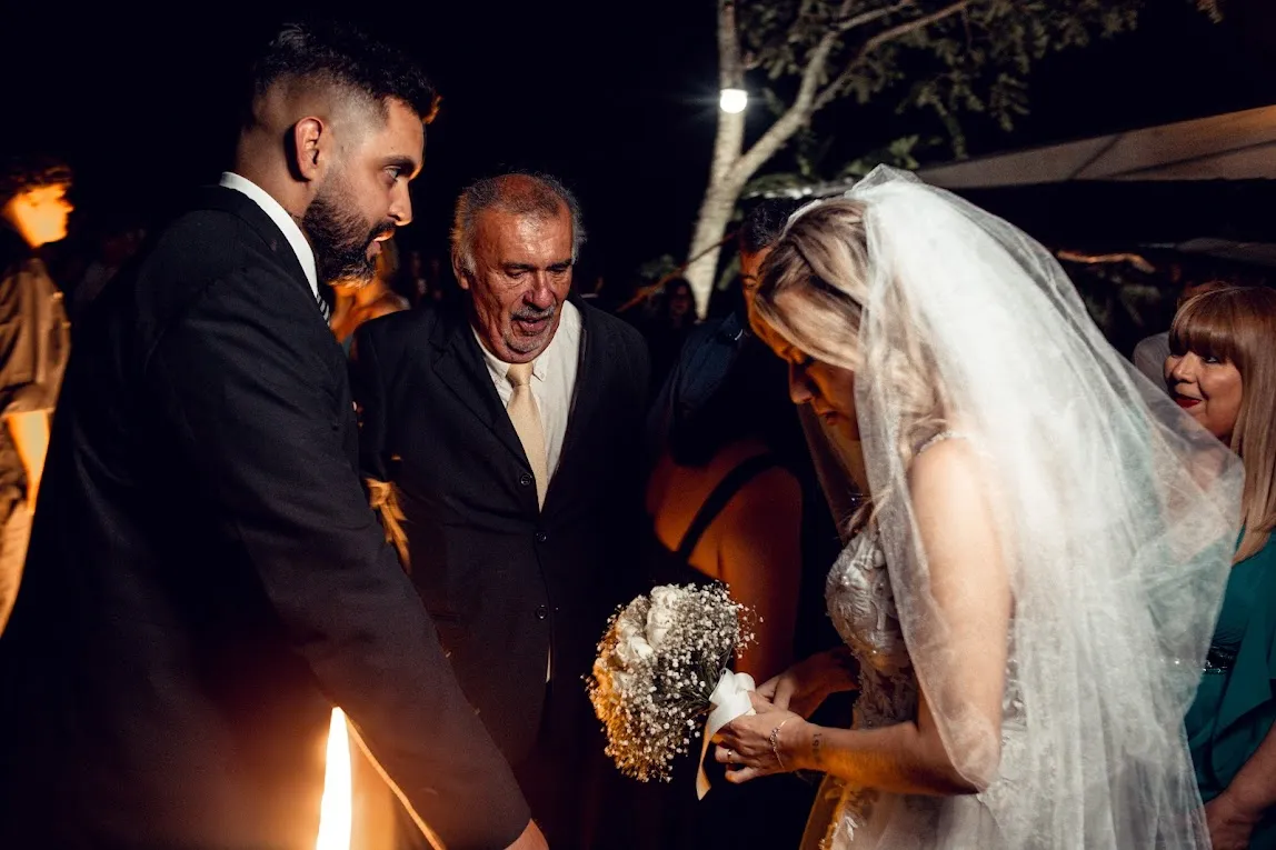 Entrega de la novia, familia reunida de noche con el ramo