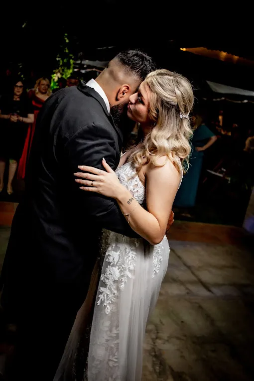 Abrazo de los novios en el primer baile, frente con frente
