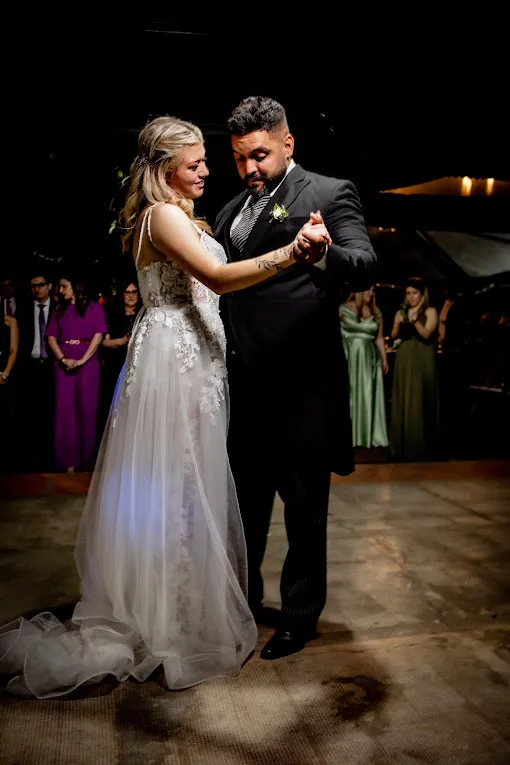 Primer baile de los novios, con velas de fondo