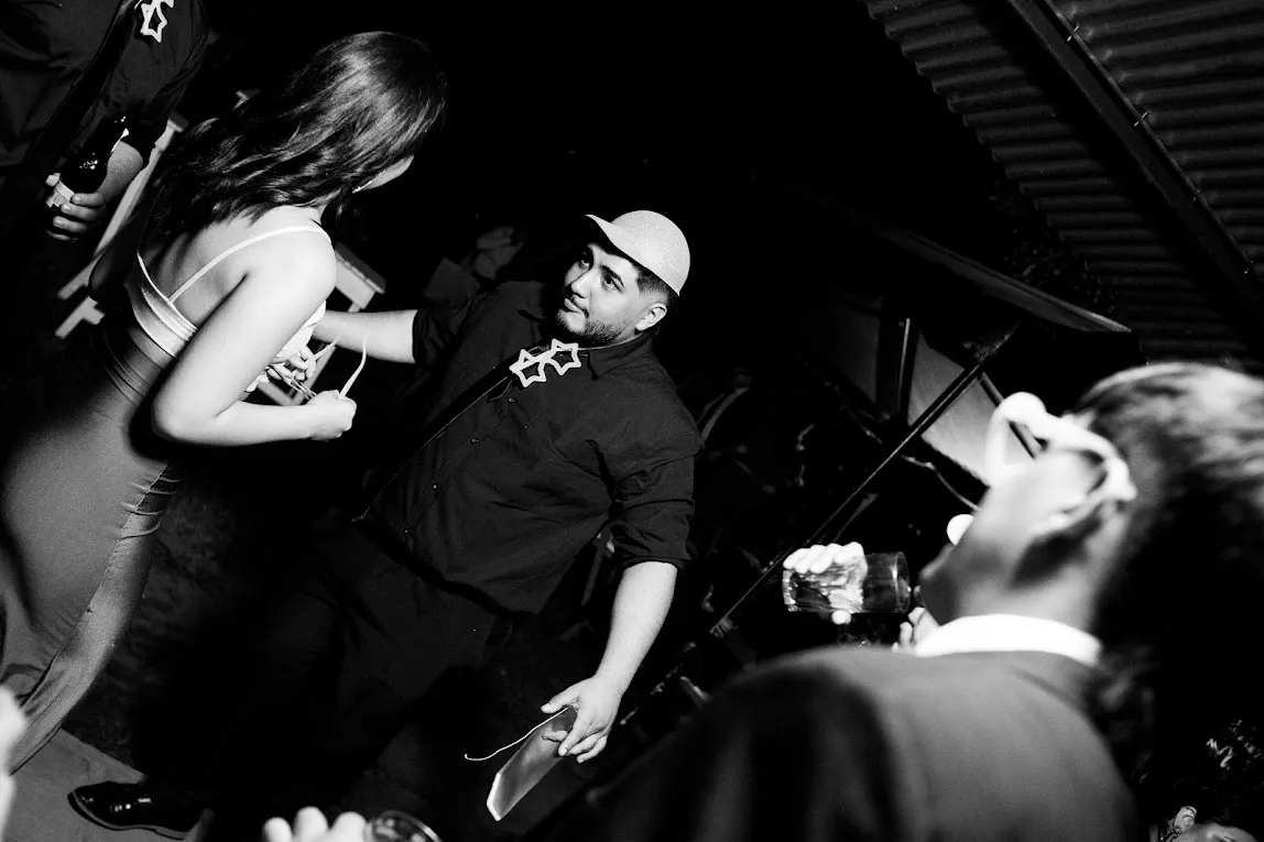 Momento de baile en la pista, en blanco y negro