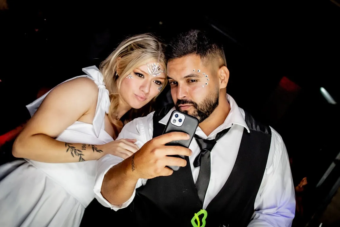 Selfie de los novios con brillantina en la cara