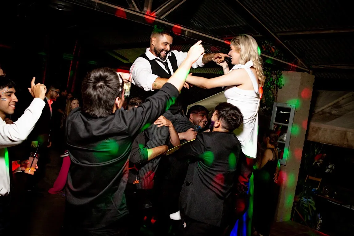 Los novios levantados en andas durante la fiesta
