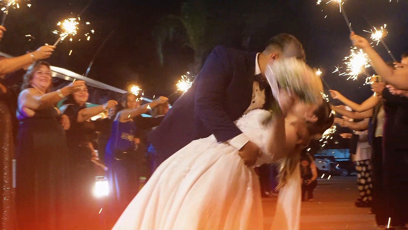 Cobertura del momento del beso entre bengalas