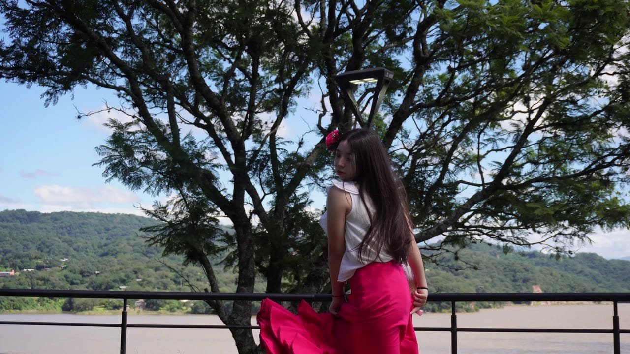 Sesión previa a la fiesta de 15, con vestido rosa junto al río