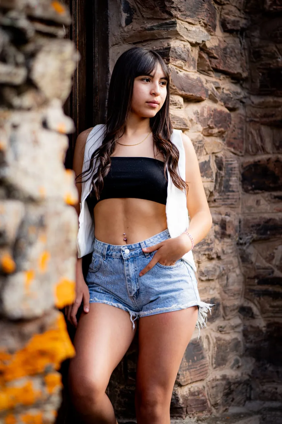 Retrato apoyada en una pared de piedra antigua