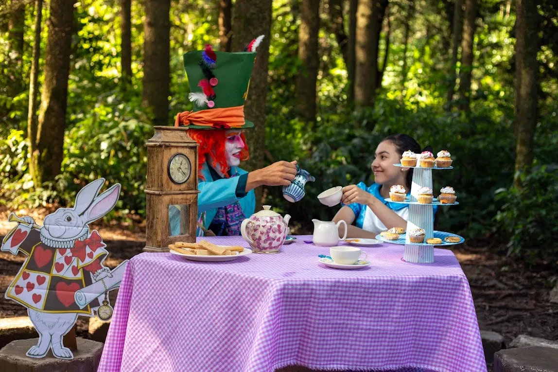 Escena temática de una merienda en el bosque