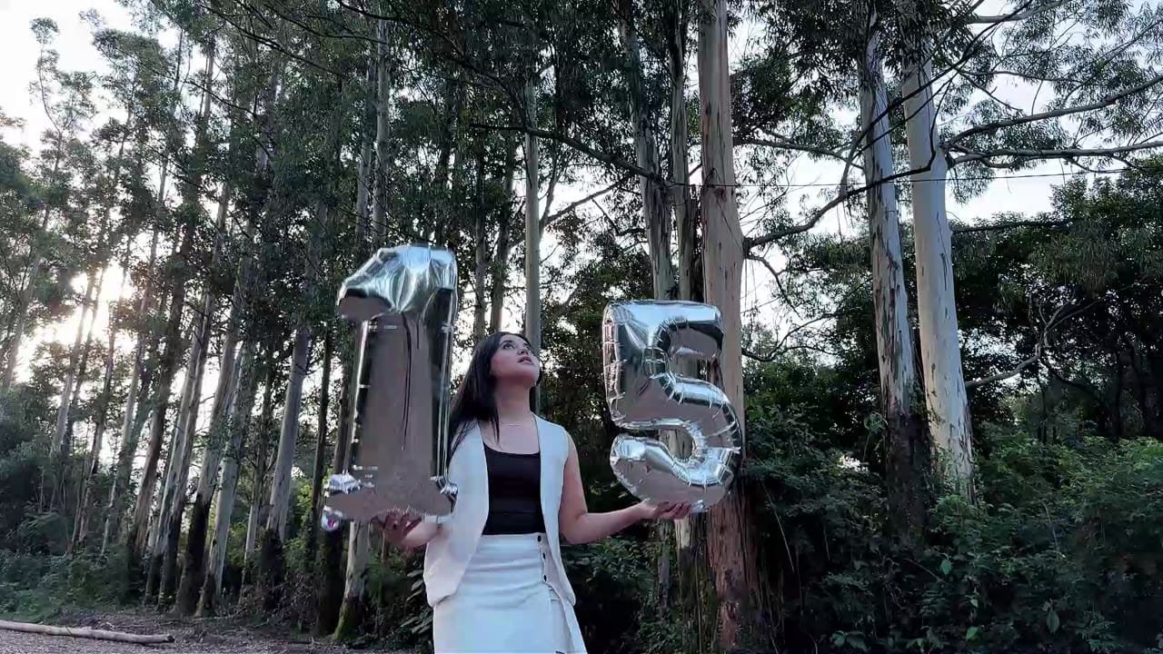 Sesión de fotos de quince años con globos número uno y cinco